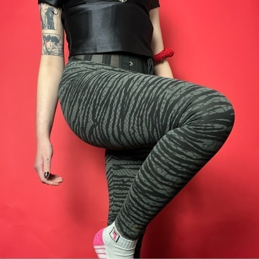Mesh like animal print puma leggings 💛🖤​​​​​​​​​​​​​​​​​​​​